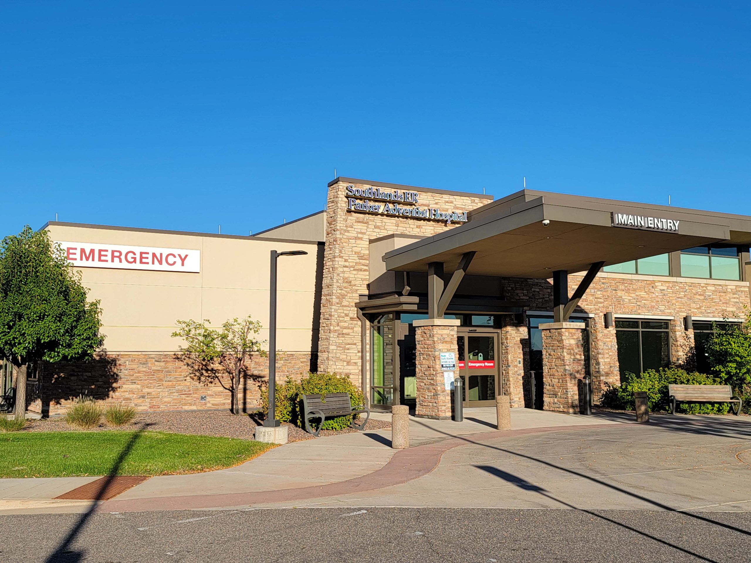 Exterior of Southlands ER and Pavilion at AdventHealth hospital with main entrance.